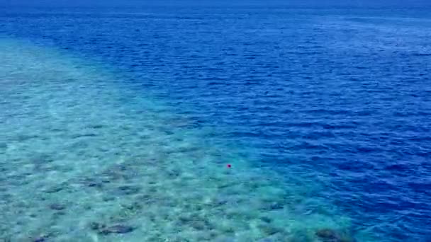 Romantisches Panorama der Meeresbucht Strand Lifestyle durch blau-grünes Meer und weißen Sand Hintergrund in der Nähe der Brandung — Stockvideo