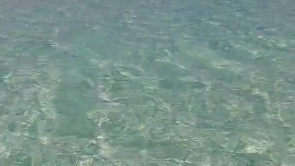 Close up landschap van tropische kust strand tijd door transparante oceaan met helder zand achtergrond in de buurt van golven — Stockvideo