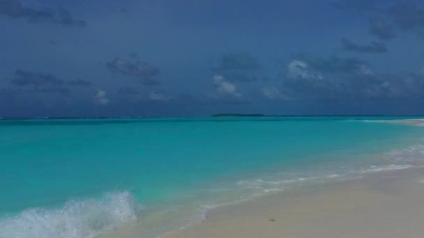 Warme reis van het paradijs kust strandreis door blauw groene lagune en witte zandachtergrond in de buurt van zandbank — Stockvideo
