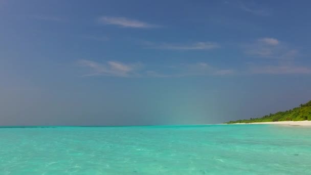 Close up textura da ilha perfeita aventura de praia por aqua lagoa azul e fundo de areia branca perto de barra de areia — Vídeo de Stock