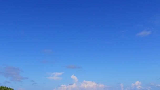 Romantis panorama perjalanan pantai yang sempurna oleh laut biru aqua dan latar belakang pasir cerah dekat bank pasir — Stok Video