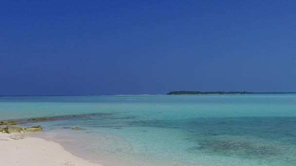 Lege hemel van perfecte kustlijn strand vakantie door blauwe zee en witte zandachtergrond in zonlicht — Stockvideo