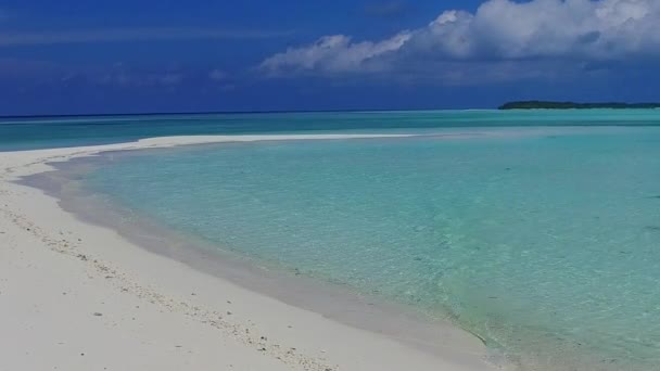 Naturaleza cálida de vacaciones de playa de lujo isla por mar azul y fondo de arena blanca cerca de palmeras — Vídeos de Stock