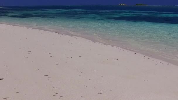 Güneş doğduktan sonra turkuaz okyanus ve parlak kum arkaplanı tarafından dinlendirici körfez kumsalının boş manzarası — Stok video