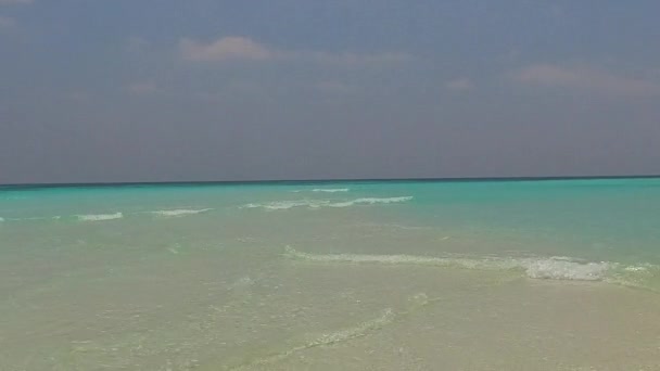 リゾートの近くに白い砂浜の背景を持つ明確なラグーンによるパラダイスベイビーチライフスタイルの広い角度の性質 — ストック動画