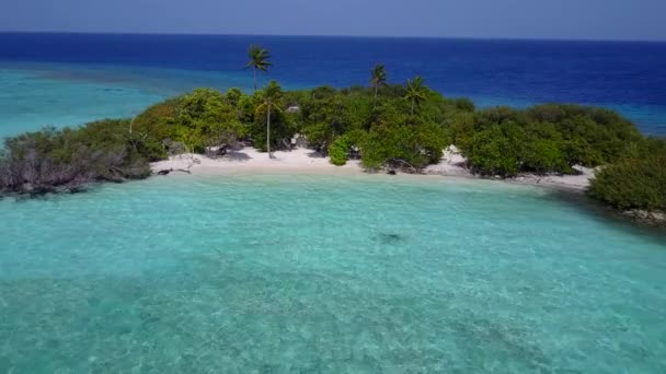 Copiar la textura del espacio de unas tranquilas vacaciones en la playa de la laguna junto al mar azul con un fondo de arena blanca cerca de las olas — Vídeo de stock