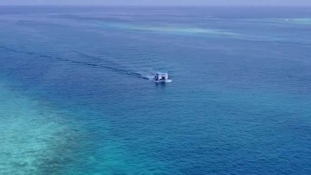 Céu ensolarado de luxo costa viagem de praia por lagoa azul com fundo de areia brilhante perto de palmas — Vídeo de Stock