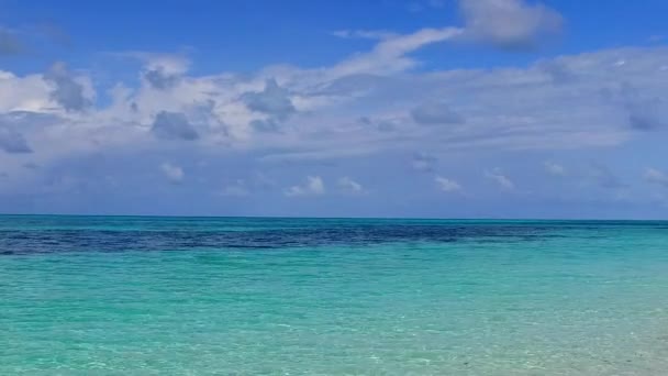 Textura romántica de aventura de playa con vista al mar tropical por laguna turquesa y fondo de arena blanca cerca del banco de arena — Vídeo de stock