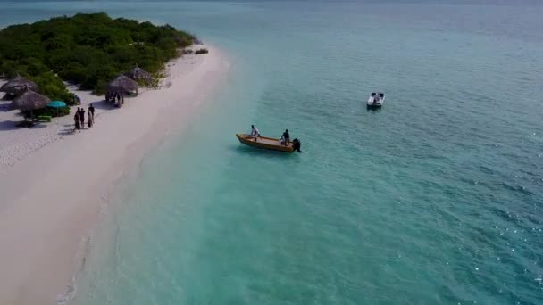 Széles szög ég nyugodt part strand utazás kék óceán és fehér homok háttér közelében homokos part — Stock videók