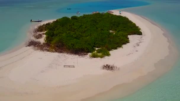 Leeres Abstrakt von perfekten Insel Strandausflug durch aqua-blaues Meer mit weißem Sandhintergrund in der Nähe des Resorts — Stockvideo