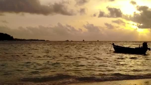 Nature diurne de détente île plage voyage par lagon bleu avec fond sablonneux propre près du récif — Video