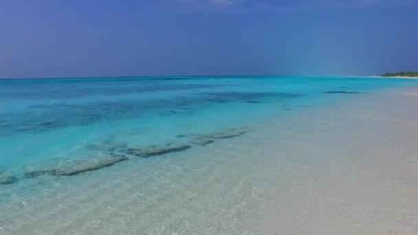 Dagtid natur lugn kust strand resa med blå hav och vit sand bakgrund nära resort — Stockvideo