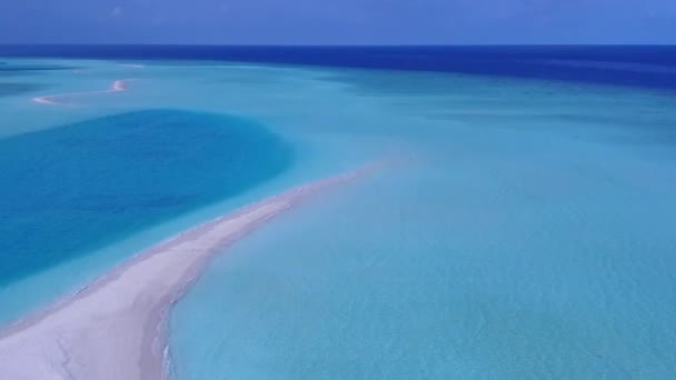 흰색 모래 배경이 있는 푸른 물을 타고 이 국적의 관광객들의 공중 무인기 여행 — 비디오