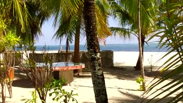 Сонячний туризм спокійного пляжного подорожі на блакитному морі з білим піщаним фоном біля рифу — стокове відео