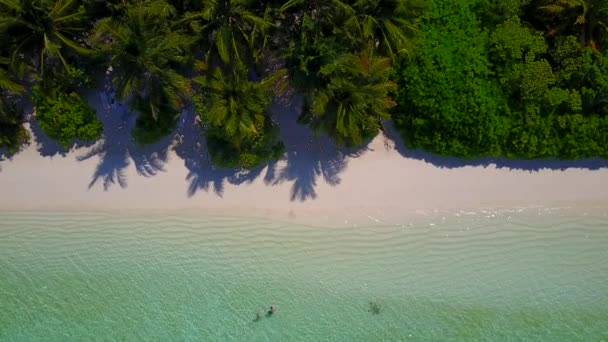 Brede hoek textuur van tropische kust strand tijd door transparant water met wit zand achtergrond in zonlicht — Stockvideo