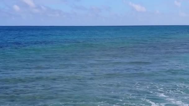 Κενή υφή χαλαρωτικής παραλιακής διαδρομής με ρηχά νερά με λευκό αμμώδες φόντο κοντά στο surf — Αρχείο Βίντεο