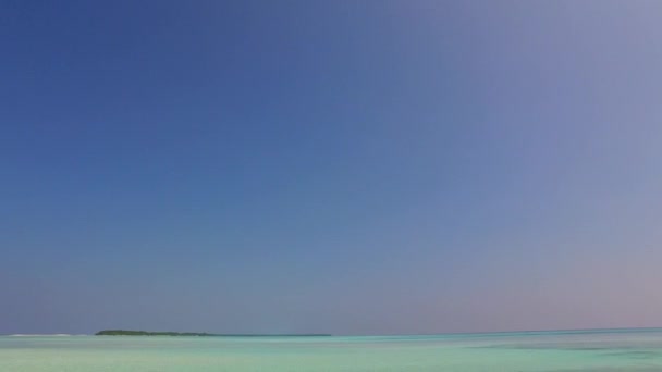 Sunny panoráma luxus sziget strand utazás kék tenger tiszta homokos háttér közel tenyér — Stock videók