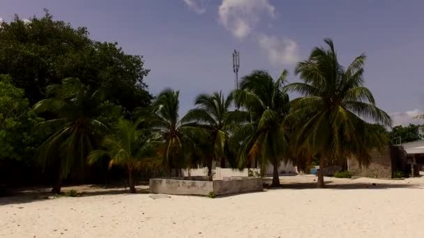 Textura cálida del viaje a la playa del resort marino por el océano azul acuático con fondo de arena blanca cerca del arrecife — Vídeos de Stock