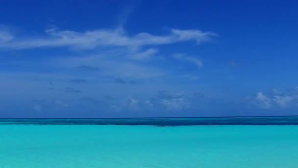 リゾートの近くに明るい砂の背景を持つ青い海による美しいリゾートビーチの休日の暖かい旅行 — ストック動画