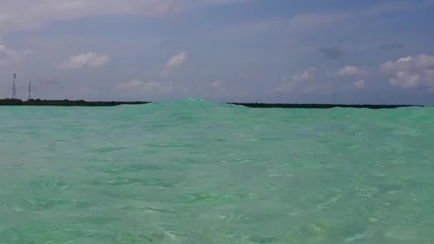 Romantico cielo di costa rilassante viaggio in spiaggia da laguna blu con sfondo di sabbia bianca vicino alle palme — Video Stock