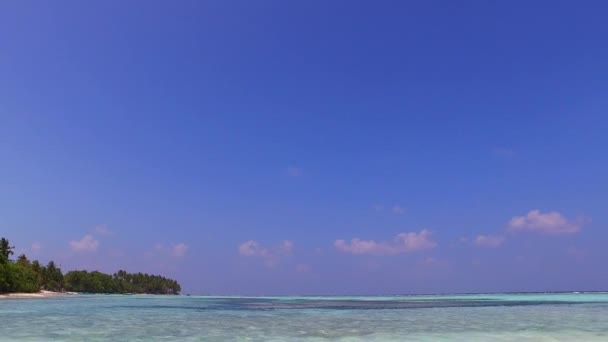 Amplio ángulo panorámico de vacaciones en la playa junto a la laguna azul aguamarina y fondo de arena blanca cerca de palmeras — Vídeo de stock