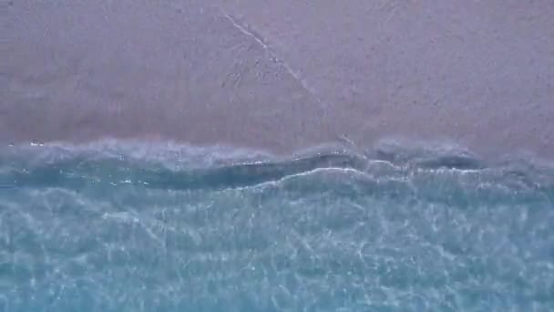 Tekstur hangat perjalanan pantai eksotis oleh laguna biru dengan latar belakang berpasir putih dekat telapak tangan — Stok Video