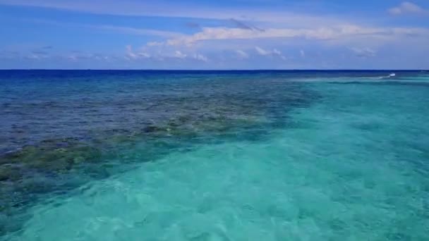 Szeroki kąt podróży piękne wybrzeże plaża podróż przez niebieski ocean z białym, piaszczystym tle w pobliżu rafy — Wideo stockowe