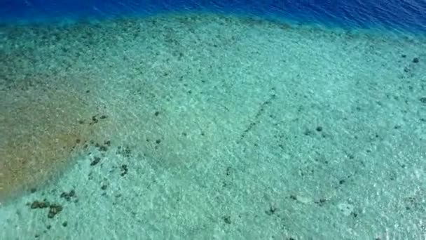 Caldo astratto di bella spiaggia sul mare avventura dal mare blu con sfondo di sabbia bianca prima del tramonto — Video Stock