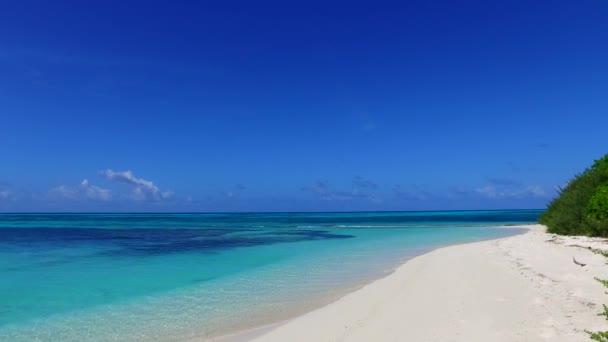Letní přímořská pláň relaxačního letoviska výlet na pláž v modré laguně s bílým pískem pozadí v blízkosti surfování — Stock video