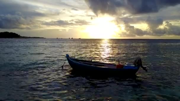 砂州の近くに白い砂浜の背景を持つターコイズブルーの海による海洋ビーチライフスタイルの空の海 — ストック動画