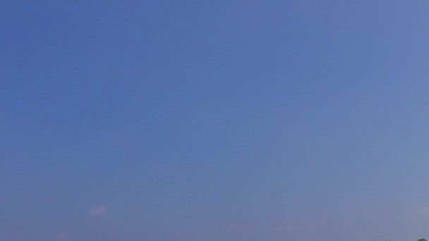 Panorama ensolarado de belas férias na praia da costa por água transparente e fundo de areia branca à luz do sol — Vídeo de Stock