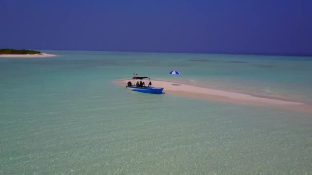 Warme Reise mit luxuriösem Meerblick Strand Lifestyle durch blaue Lagune mit weißem Sand Hintergrund in der Nähe des Riffs — Stockvideo