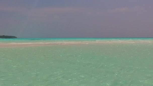 Texture diurna di viaggio spiaggia costa tropicale da blu oceano verde con sfondo di sabbia bianca dopo l'alba — Video Stock