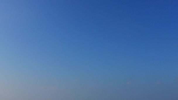 Ampla paisagem marinha de ângulo de ilha tropical pausa na praia por mar transparente com fundo arenoso branco após o nascer do sol — Vídeo de Stock