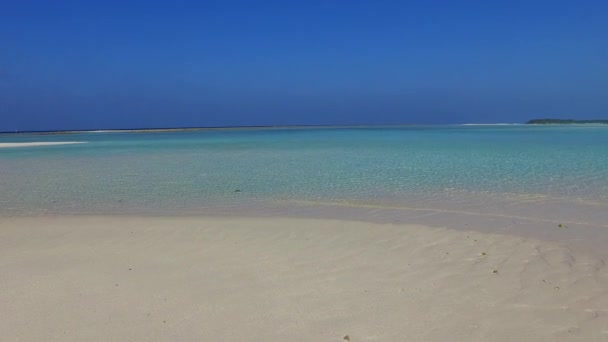 Летний морской пейзаж роскошного берегового пляжа на мелководье с белым песчаным фоном рядом с песчаным баром — стоковое видео