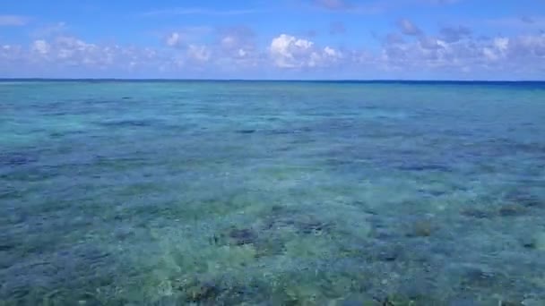Ηλιόλουστη θαλασσογραφία εξωτική τουριστική παραλία διάλειμμα από μπλε ωκεανό και λευκή άμμο φόντο στο φως του ήλιου — Αρχείο Βίντεο