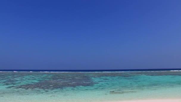 清澈的大海和沙洲附近清澈的沙滩背景下休闲度假海滩生活的广角图 — 图库视频影像
