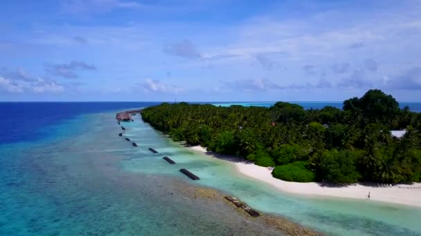 Αεροφωτογραφία τοπίο γαλήνιο νησί διάλειμμα παραλία από τιρκουάζ νερά με λευκό αμμώδη φόντο — Αρχείο Βίντεο