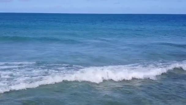 Gros plan paysage de luxe touristique balade à la plage par l'eau bleue et fond sablonneux blanc avant le coucher du soleil — Video