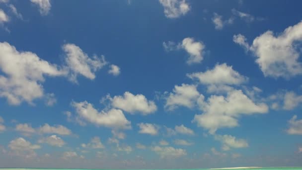일출 후얕은 물과 백 사 장을 배경으로 열 대 석호의 해 변 생활의 여름 풍경 — 비디오
