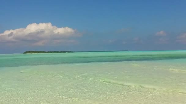 Cielo vuoto del paradiso vista mare spiaggia tempo da laguna blu e sfondo sabbioso pulito vicino a banco di sabbia — Video Stock