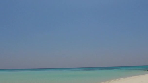 Scenario soleggiato di tranquilla vacanza al mare costa da acqua blu acqua con sfondo di sabbia bianca vicino resort — Video Stock