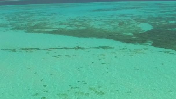 Paysage aérien de drones de vacances exotiques au bord de la mer sur fond de sable blanc et d'océan turquoise — Video