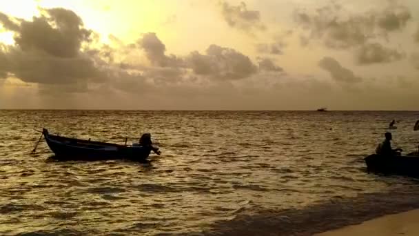 Vacío panorama de la playa paradisíaca aventura junto al mar claro con fondo de arena blanca cerca del surf — Vídeo de stock