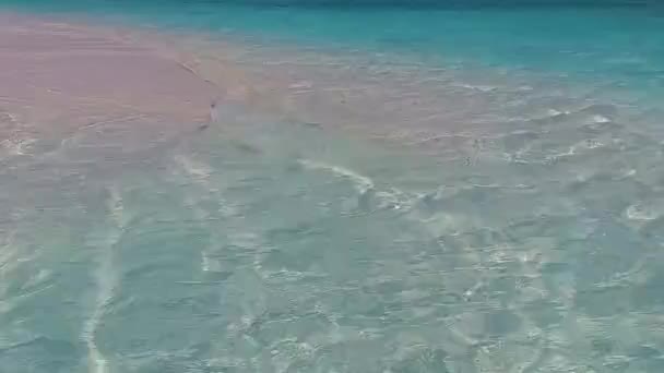 Brede hoek reizen van luxe kustlijn strand reis door transparante oceaan en wit zand achtergrond in de buurt palmen — Stockvideo