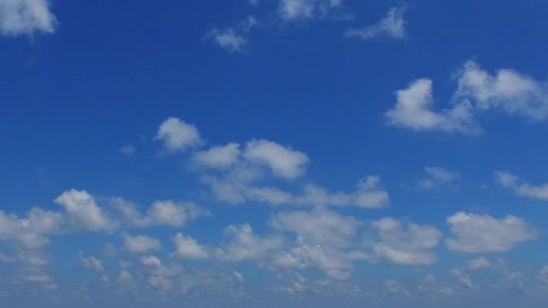 サンゴ礁の近くにきれいな砂の背景を持つ青いラグーンによるエキゾチックなベイビーチの休日の晴れ空 — ストック動画