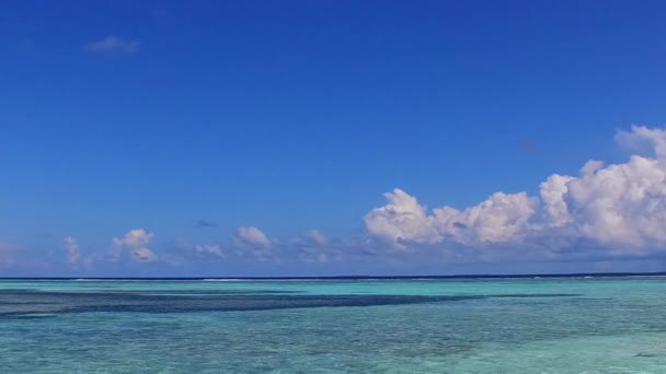 Romantikus táj luxus sziget strand nyaralás kék zöld tenger fehér homokos háttér naplemente előtt — Stock videók