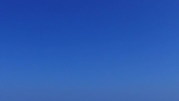 드론은 해변의 전원 풍경을 백 사 장이 있는 푸른 물로 보여준다 — 비디오