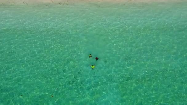 蓝色大海和珊瑚礁附近白色沙滩背景下美丽的度假胜地海滩探险的夏季全景 — 图库视频影像