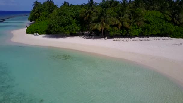 Aerial abstrak eksotis wisata pantai petualangan oleh laut pirus dengan latar belakang berpasir putih — Stok Video